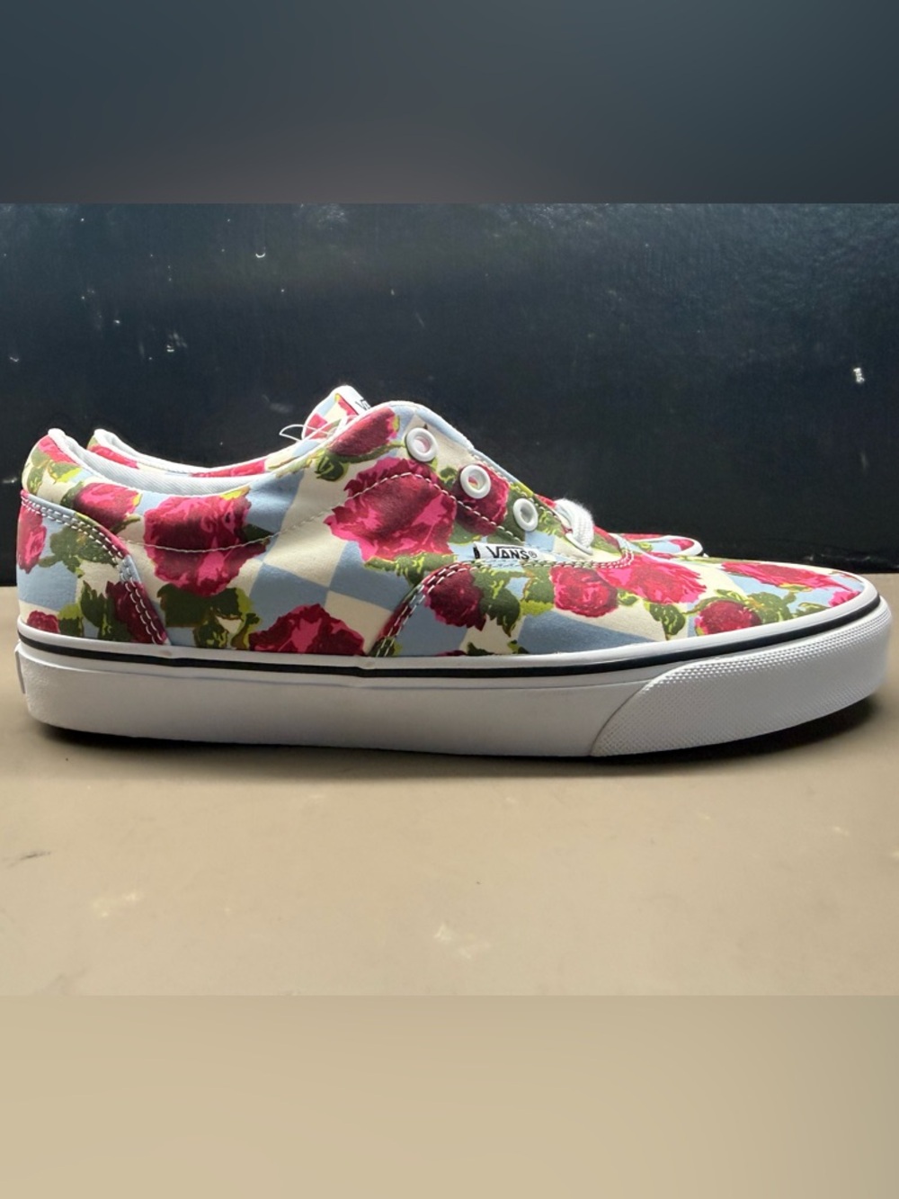 New w/Box Women’s VANS Doheny Checker Floral Red Roses Sneakers Size Women 9.5
